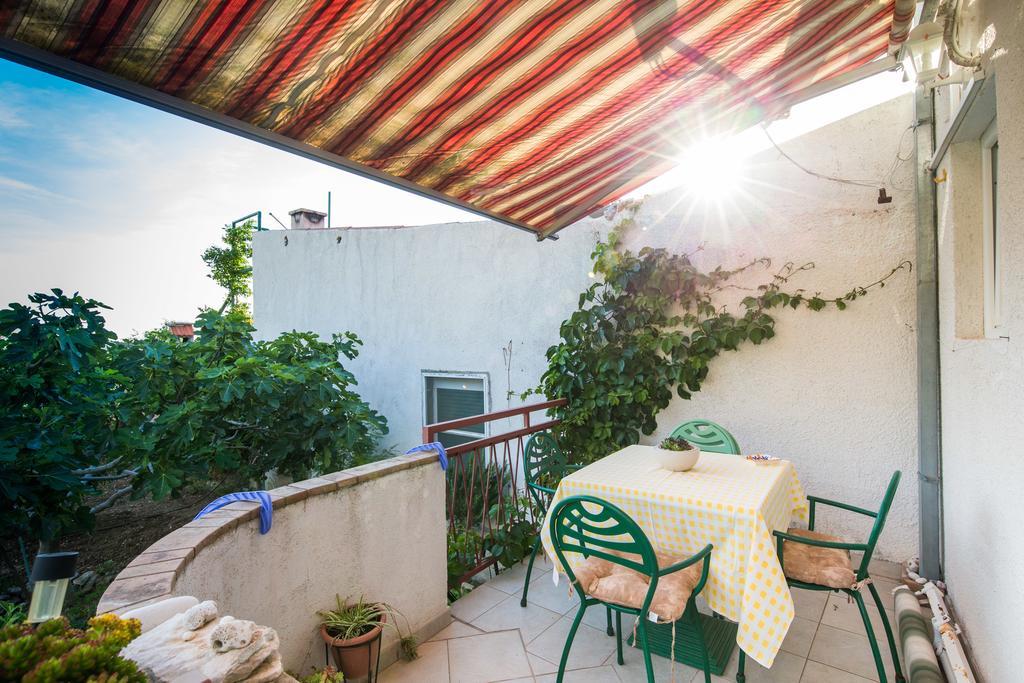 Garden Apartments Komiža Exterior foto