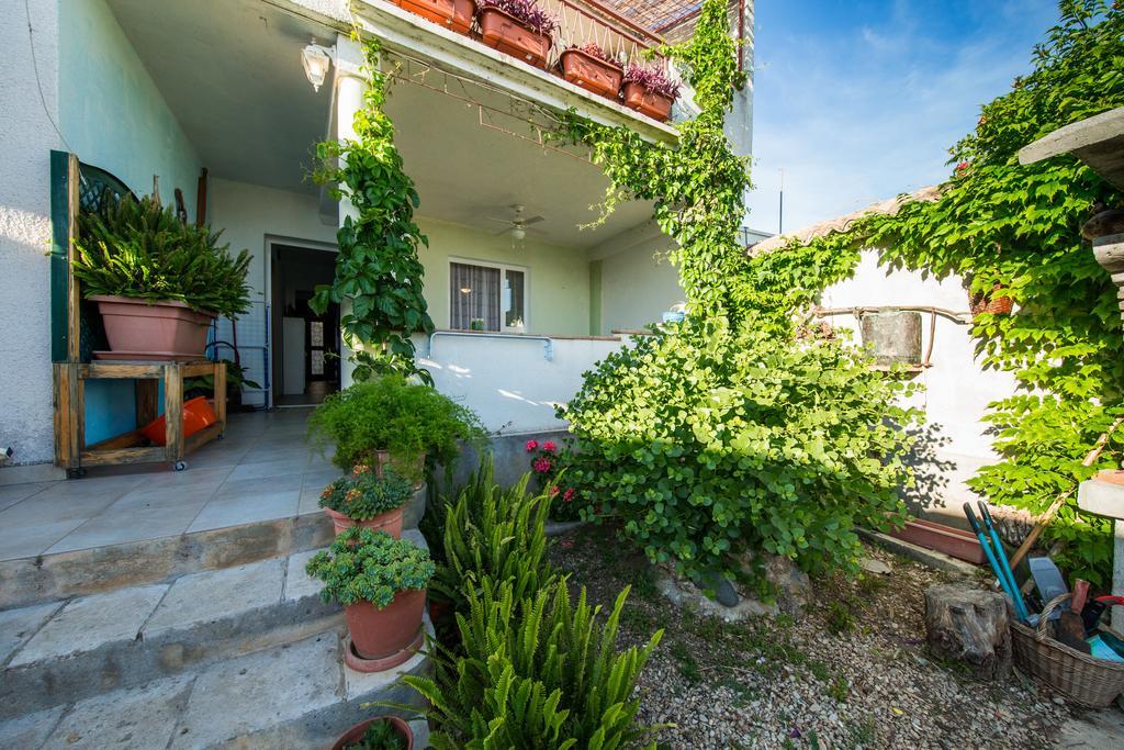 Garden Apartments Komiža Exterior foto